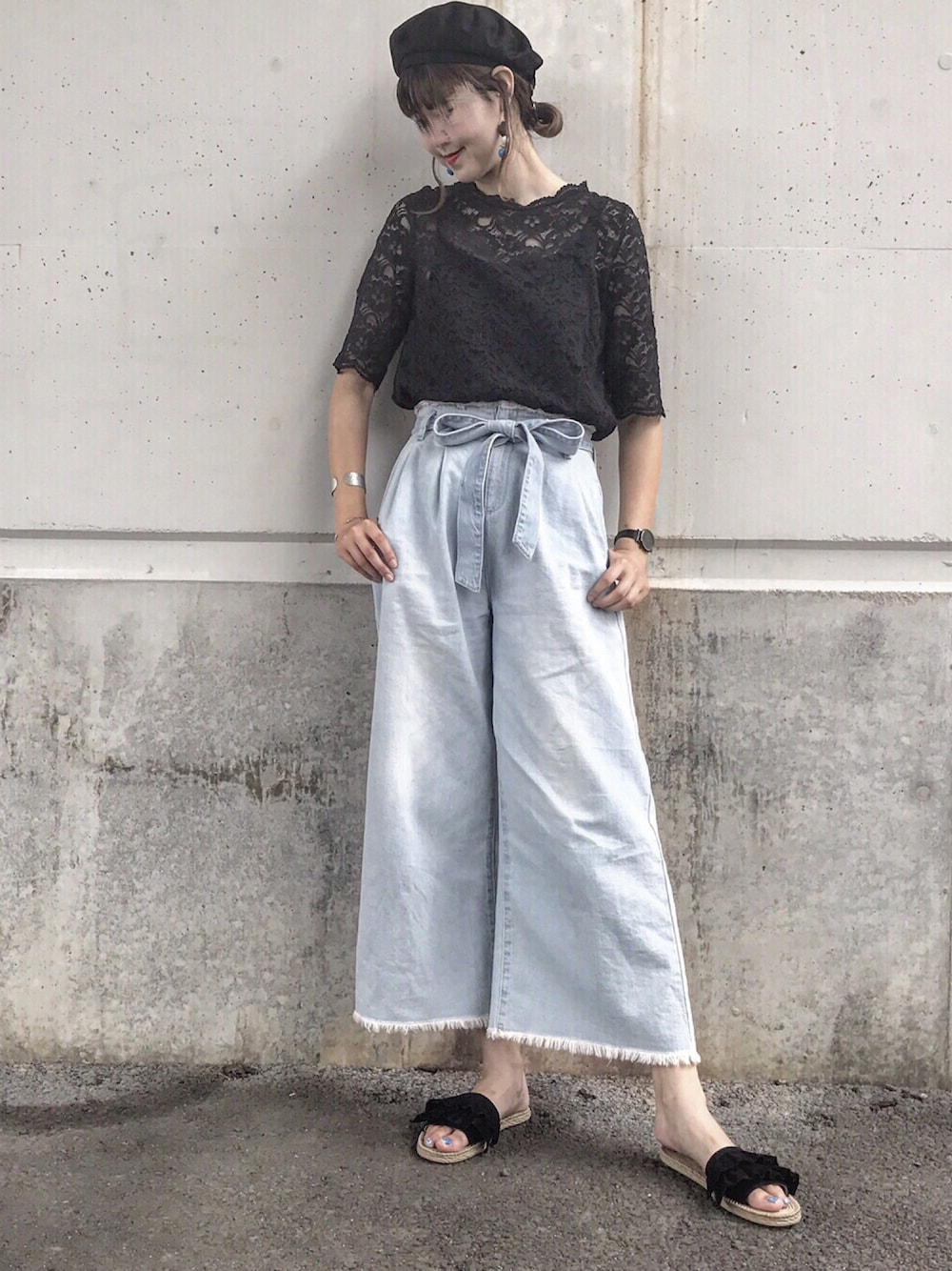 「ローリーズファーム(LOWRYS FARM)、ワイドパンツ、レース、レーストップス、プチプラ、デニムパンツ、シンプル、ベレー帽、ゆるコーデ、サンダル」｜「Another EditionのAECM  WD BigBRT（ハンチング/ベレー帽、ブラック系）」を使った、ゆーかっちさん（レディース・172cm）の夏コーディネートの1枚目の写真