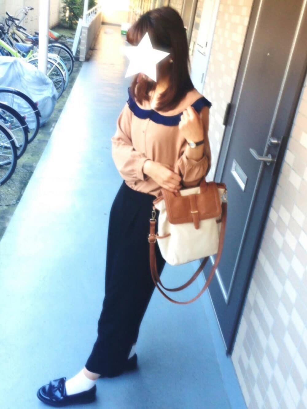 「ブラウン系、秋コーデ、大人カジュアル、白ソックス、ローファー、通勤コーデ」｜「Kastaneの2WAYプリーツ衿ブラウス（シャツ/ブラウス、ブラウン系）」を使った、DECOMiさん（レディース・163cm）の秋コーディネートの1枚目の写真