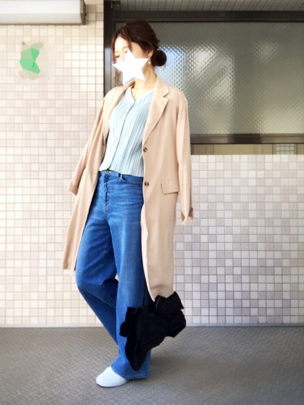 「大人カジュアル、ワイドデニム、ワイドパンツ、春コーデ、大人かわいい、チェスターコート、ベージュ、mystic」｜「mysticのランダムリブ2WAYカーデ（カーディガン/ボレロ、グリーン系）」を使った、DECOMiさん（レディース・163cm）の冬コーディネートの1枚目の写真