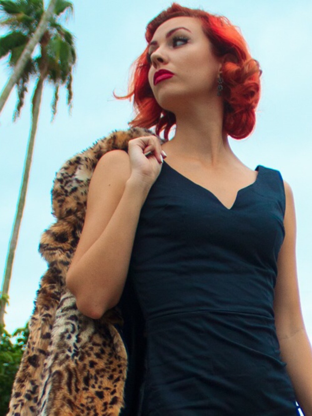 「leopard、pinup、Florida、vintage、redhead、little black dress、winterchic」｜「On the Trashy Sideのアイテム（ワンピース、ブラック系）」を使った、Jesse Sageさん（レディース・178cm）の冬コーディネートの1枚目の写真