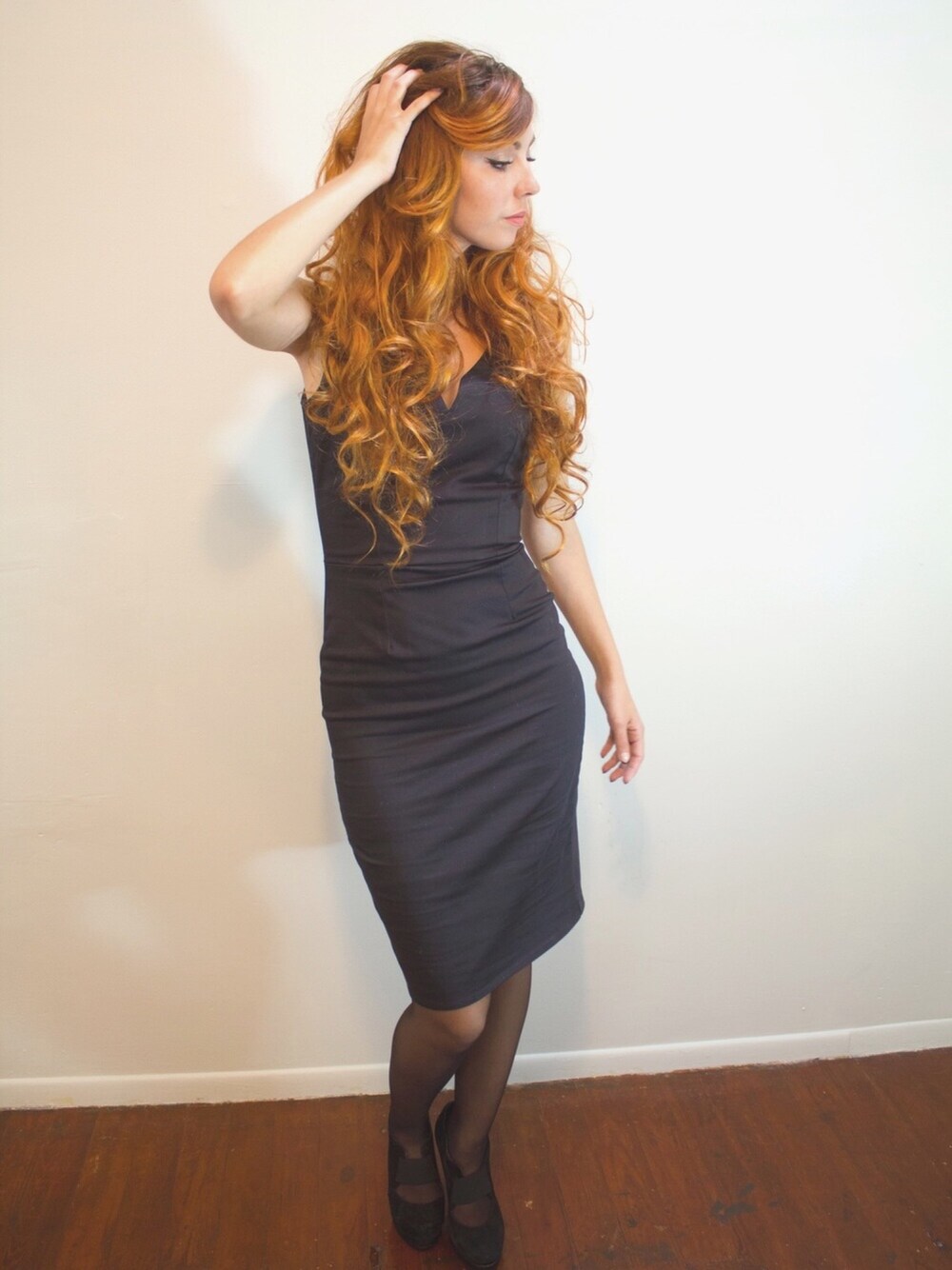 「monochrome、ootd、vintage、redhair、classic」｜「On the Trashy Sideのアイテム（ワンピース、ブラック系）」を使った、Jesse Sageさん（レディース・178cm）の冬コーディネートの1枚目の写真
