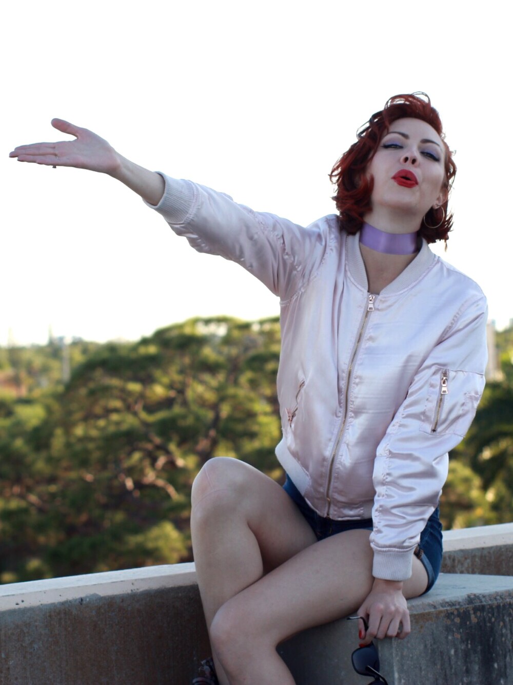 「choker、ootd、outfit、summer、denim、casual、pinup、vintage、Florida」｜「H&Mのアイテム（チョーカー、パープル系）」を使った、Jesse Sageさん（レディース・178cm）の春コーディネートの1枚目の写真