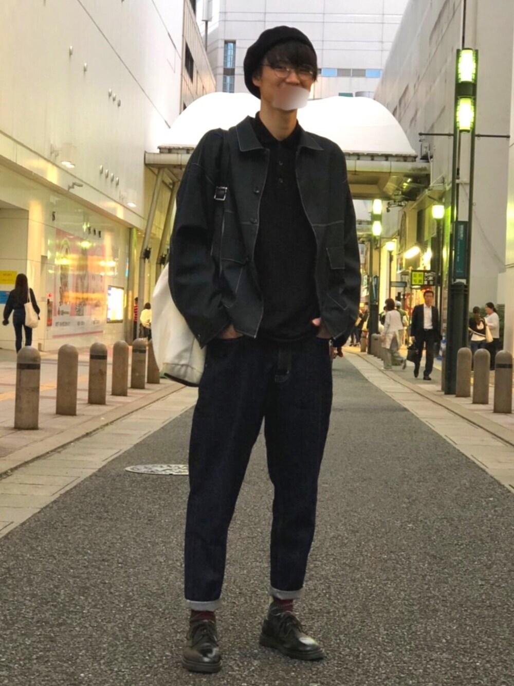 「秋のコーデ、秋コーデ、ソックス、靴下チラ見せ、革靴、ニット帽、プチプラ、HARE、niko and ...」｜「MONO-MARTのワイドテーパードバルーンデニムパンツ(10oz DENIM)（デニムパンツ、ブルー系）」を使った、りーふえいさん（メンズ・180cm）の秋コーディネートの1枚目の写真