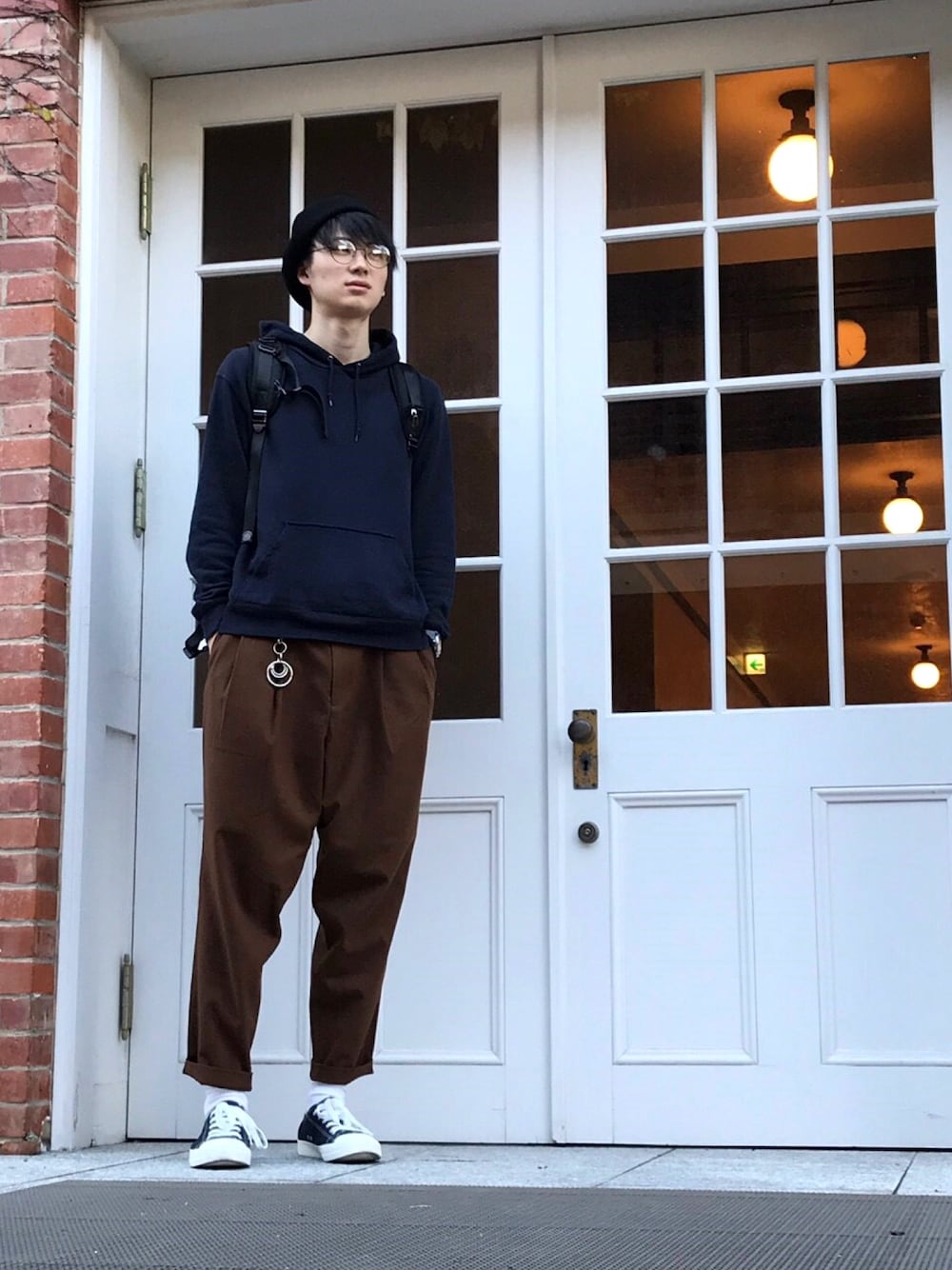 「パーカー、ブラウン、秋コーデ、ベレー帽、ソックス、プチプラ、シンプル、ゆるコーデ、カジュアル」｜「Printstarの【TOMS】8.4オンス フーデットライトパーカー（パーカー、ブルー系）」を使った、りーふえいさん（メンズ・180cm）の秋コーディネートの1枚目の写真