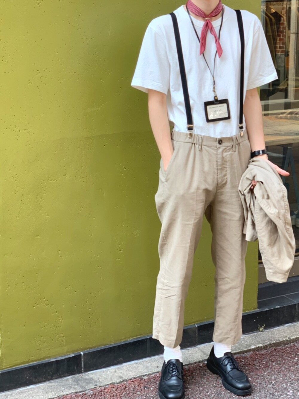「キレイめ、春夏コーデ、ユニクロ、大学生、スカーフ、白Tシャツ、スラックス、革靴、デート」｜「ABAHOUSEのアイテム（バンダナ/スカーフ、レッド系）」を使った、りーふえいさん（メンズ・180cm）の夏コーディネートの1枚目の写真