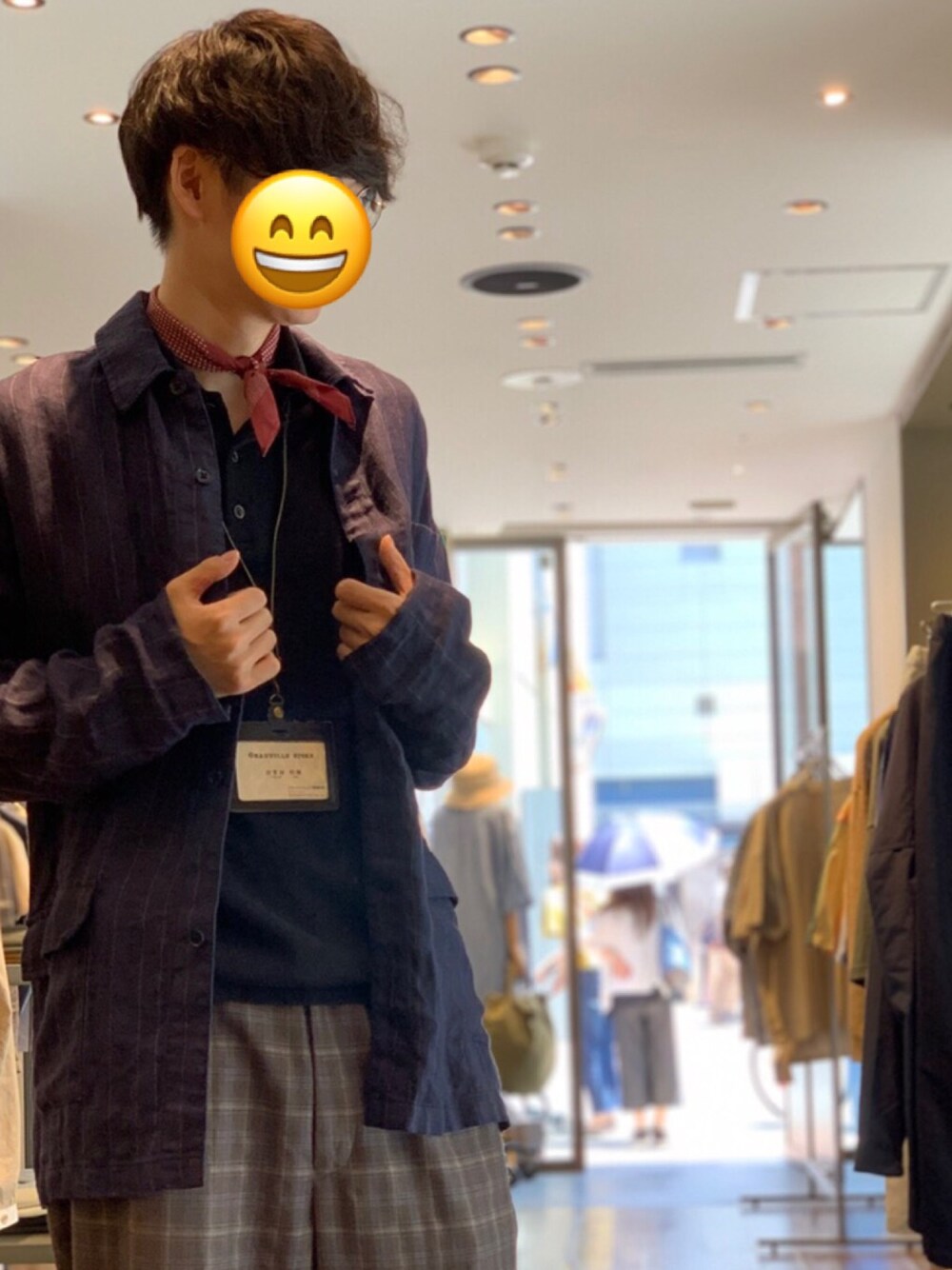 「ワイドパンツ、キレイめ、スカーフ、ポロシャツ、チェック、ADDITIONAL」｜「ADDITIONALのアイテム（トレンチコート、ブルー系）」を使った、りーふえいさん（メンズ・180cm）の夏コーディネートの1枚目の写真