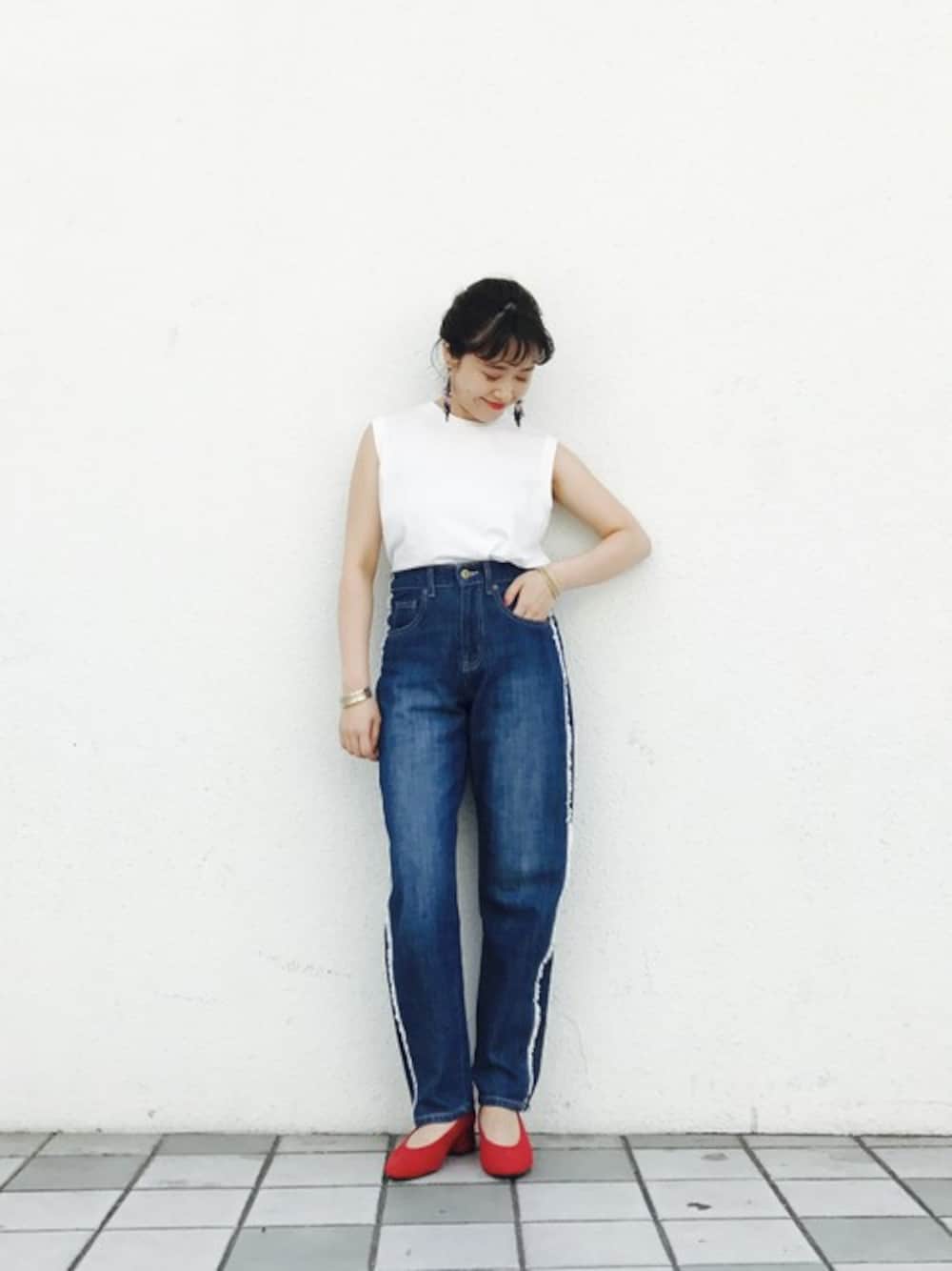 「デニム、パンプス、カジュアル、シンプル、ブルー、夏、KBF、大人カジュアル、ラフ」｜「KBFのilli クルーネックタンク（タンクトップ、ホワイト系）」を使った、IMOKOさん（レディース・148cm）の夏コーディネートの1枚目の写真