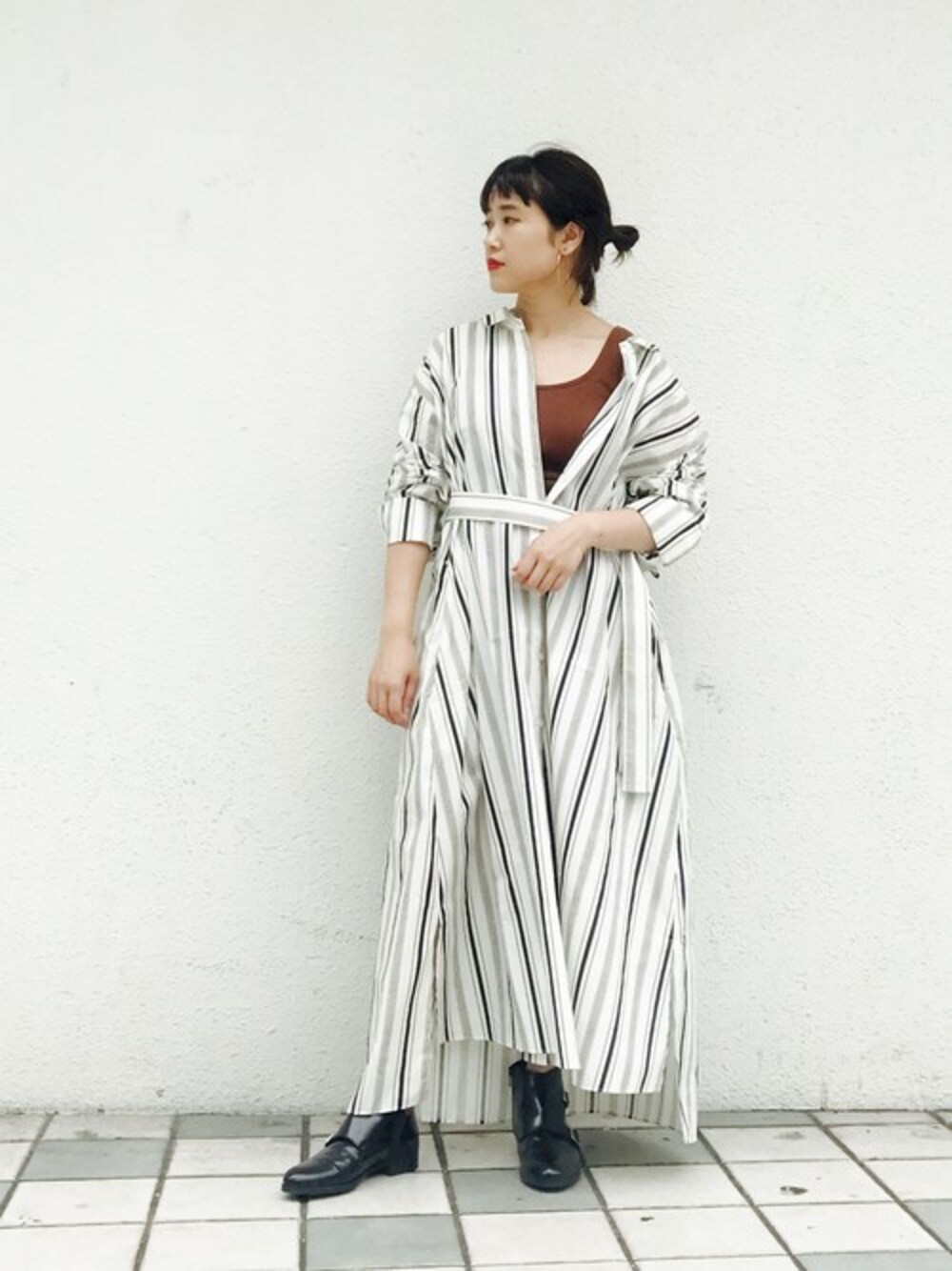 「ワンピース、ブーツ、シンプル、KBF、秋のコーデ、ストライプ、モノトーン、大人カジュアル、ラフ、ootd」｜「KBFのオーバーサイズストライプシャツワンピース（シャツワンピース、ホワイト系）」を使った、IMOKOさん（レディース・148cm）の夏コーディネートの1枚目の写真