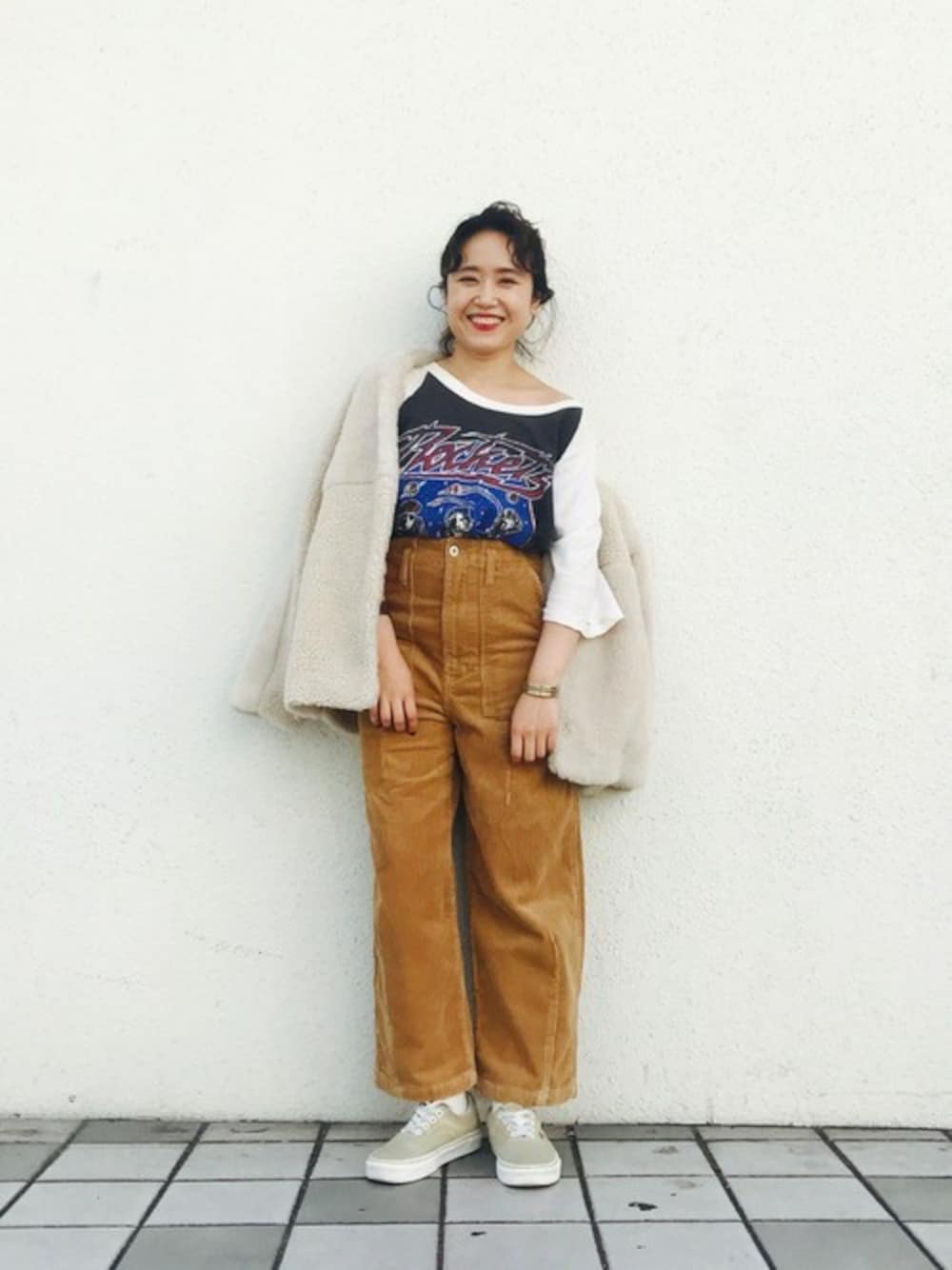 「コート、スニーカー、アウター、シンプル、ボア、KBF、KBF+、大人カジュアル、パンツスタイル、ootd」｜「KBFのKBF MIXボアハーフコート（その他アウター、ホワイト系）」を使った、IMOKOさん（レディース・148cm）の秋コーディネートの1枚目の写真