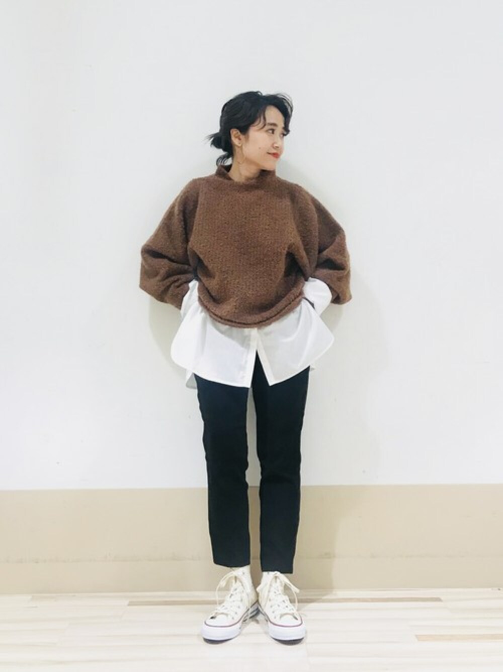 「スニーカー、ニット、シンプル、KBF、KBF+、モノトーン、大人カジュアル、冬、パンツスタイル、シャツスタイル」｜「KBFのブークレードルマンニット（ニット/セーター、ブラウン系）」を使った、IMOKOさん（レディース・148cm）の秋コーディネートの1枚目の写真