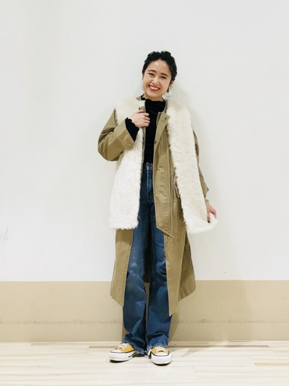「コート、スニーカー、デニム、シンプル、KBF、KBF+、大人カジュアル、ラフ、ファー小物、ootd」｜「KBFのKBF ファーベストSETミリタリーコート（ミリタリージャケット、ベージュ系）」を使った、IMOKOさん（レディース・148cm）の冬コーディネートの1枚目の写真