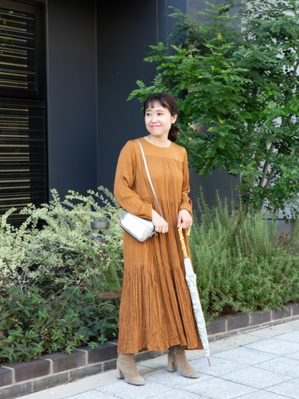 「ワンピース、シンプル、BAG、シルバー、プリーツスカート、傘、プリーツ、ootd、URBAN RESEARCH、ameme」｜「amemeのマインツ長傘（長傘、ホワイト系）」を使った、IMOKOさん（レディース・148cm）の秋コーディネートの1枚目の写真