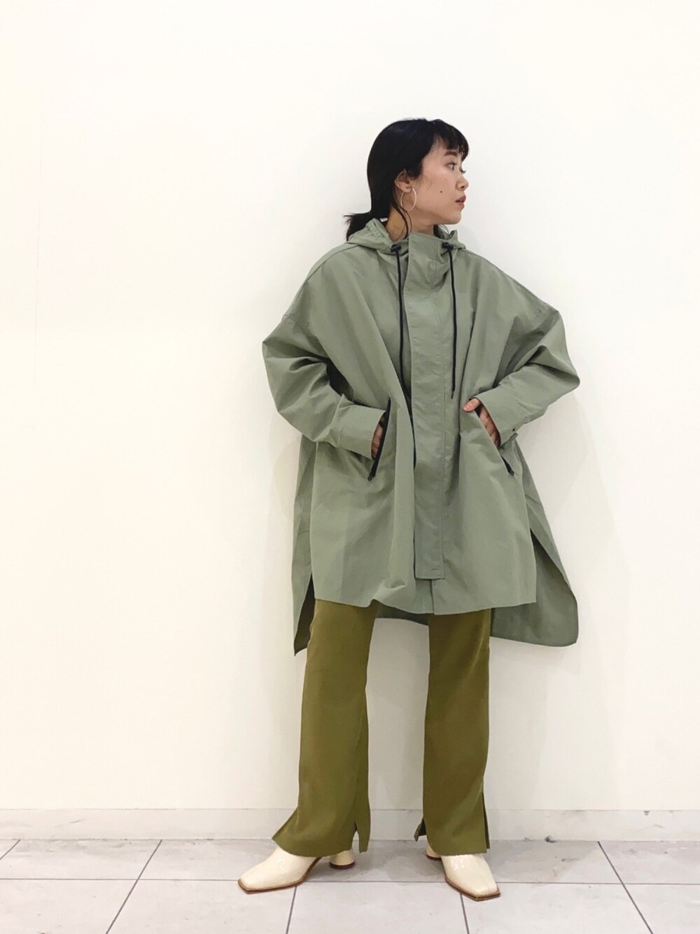 「KBF、KBF+、アウター、マウンテンパーカー、フレアパンツ、サボ、エナメルシューズ、休日コーデ、低身長コーデ」｜「KBFのBIGマウンテンパーカー（マウンテンパーカー、グリーン系）」を使った、IMOKOさん（レディース・148cm）の春コーディネートの1枚目の写真