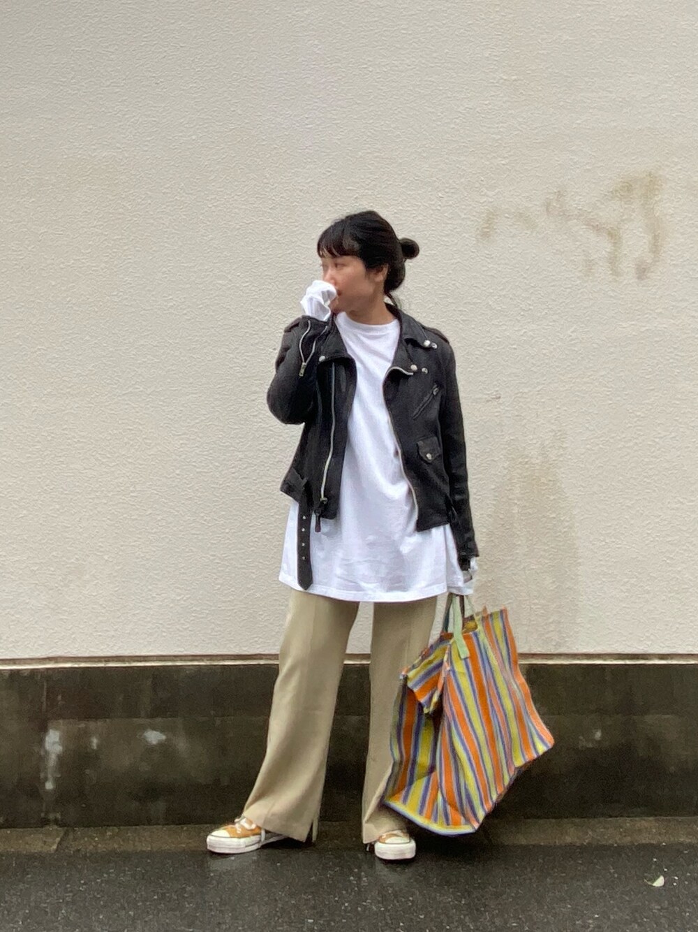 「シンプルコーデ、ライダース、フレアパンツ、ベージュ、バック、ストライプ、コンバース、Tシャツ、スリットパンツ」｜「KBFのフロントステッチフレアパンツ∴（その他パンツ、ベージュ系）」を使った、IMOKOさん（レディース・148cm）の春コーディネートの1枚目の写真