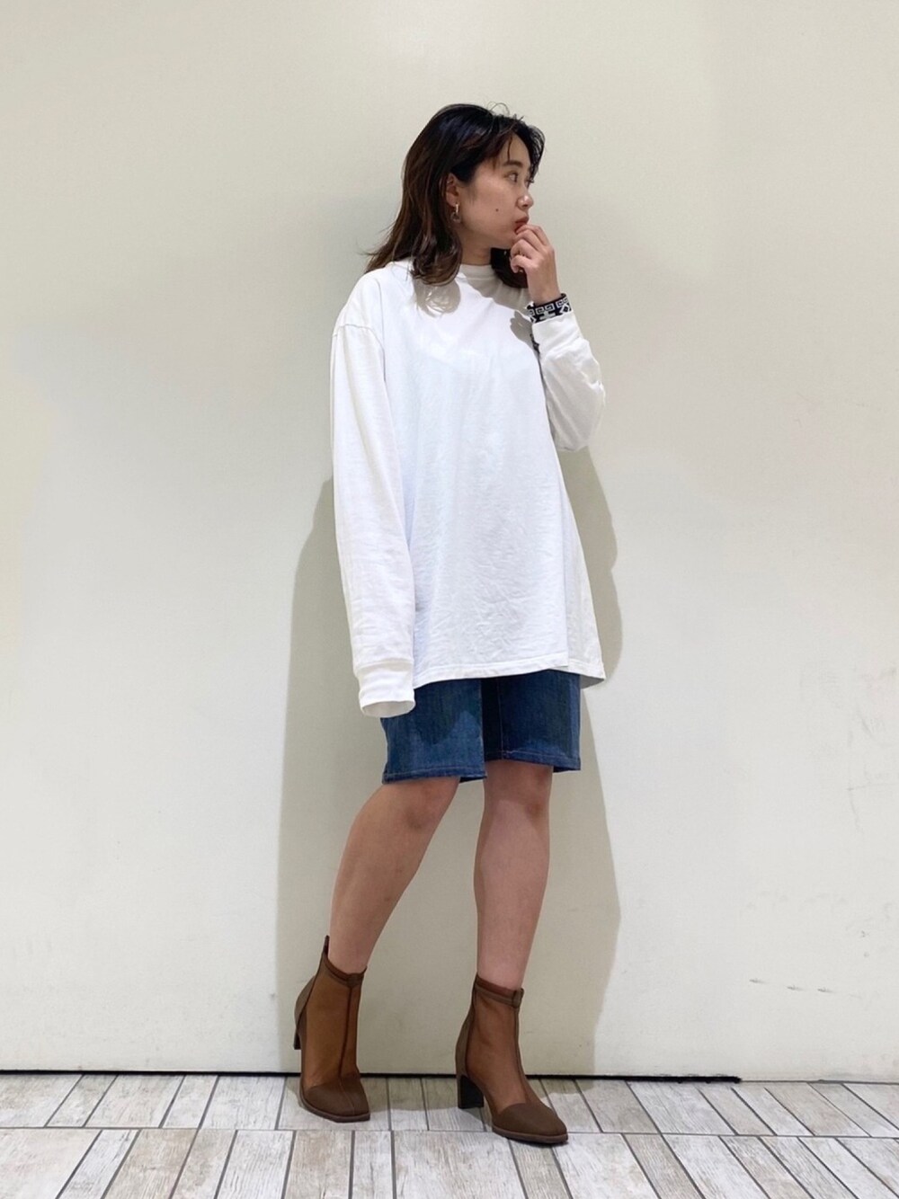 ホワイト系のTシャツ/カットソー、ブラウン系のブーツを着用したレディースの春コーディネートの1枚目の写真