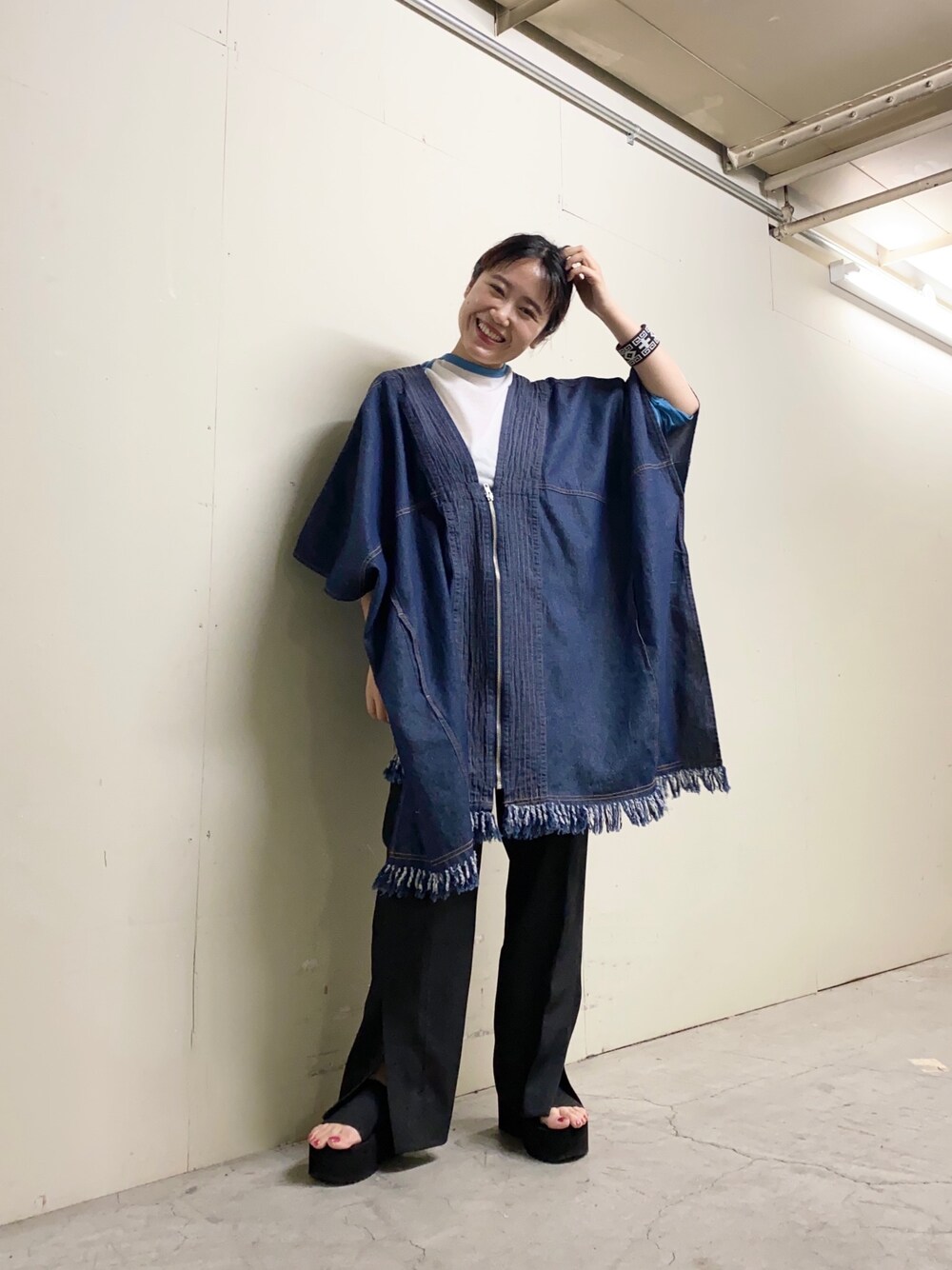 「大人カジュアル、シンプル、パンツ、サンダル、デニムポンチョ、ポンチョ、フリンジ、ラグランTシャツ、Tシャツ、KBF」｜「KBFのデニムフリンジポンチョ（ポンチョ、ブルー系）」を使った、IMOKOさん（レディース・148cm）の春コーディネートの1枚目の写真
