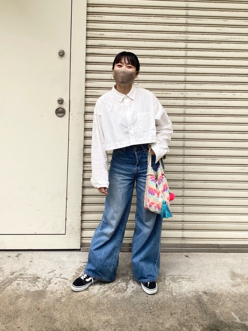 「大人カジュアル、シンプル、デニム、ワイドパンツ、VANS、シャツ、低身長コーデ、148cm」｜「KBFのセパレートデザインシャツ（シャツ/ブラウス、ホワイト系）」を使った、IMOKOさん（レディース・148cm）の春コーディネートの1枚目の写真