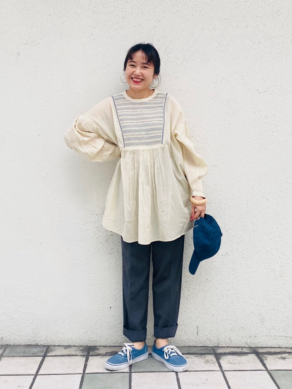 「主役はカラーパンツ、大人カジュアル、パンツコーデ、KBF、kbf_ootd、スラックスパンツ、バンズ、キャップ、デニムパンツ、ブラウス」｜「KBFのスモッキングギャザーブラウス（シャツ/ブラウス、ベージュ系）」を使った、IMOKOさん（レディース・148cm）の春コーディネートの1枚目の写真