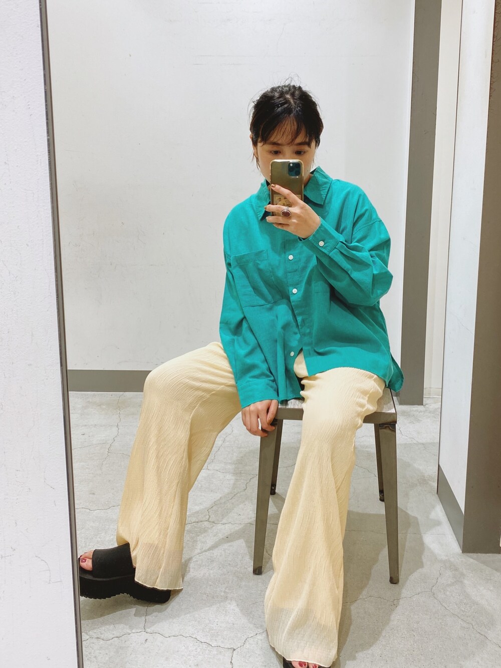 グリーン系のシャツ/ブラウス、ベージュ系のその他パンツを着用したレディースの春コーディネートの1枚目の写真