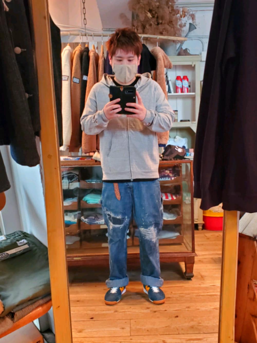 「カジュアル、スニーカー、パーカー グレー、felco、KARHU」｜「Eddie Bauerのアイテム（デニムパンツ、ブルー系）」を使った、kenpulseさん（メンズ・169cm）の秋コーディネートの1枚目の写真