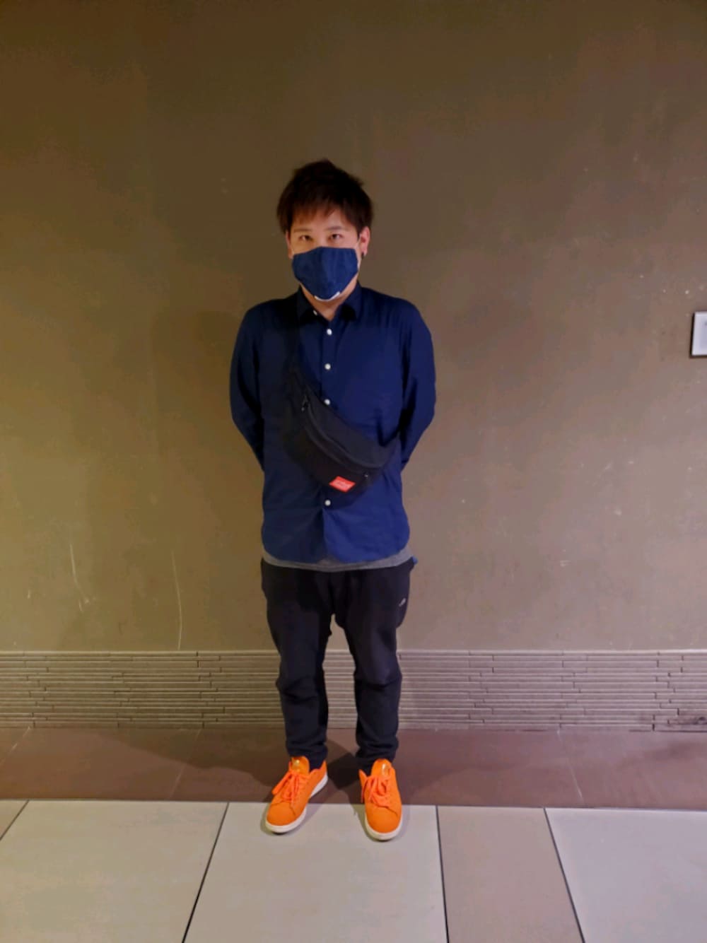 「オレンジスニーカー、キクスドキュメント、Kics Document、johnbull、きれいめカジュアル、シンプル」｜「KICS DOCUMENT.のアイテム（シャツ/ブラウス、ブルー系）」を使った、kenpulseさん（メンズ・169cm）の秋コーディネートの1枚目の写真
