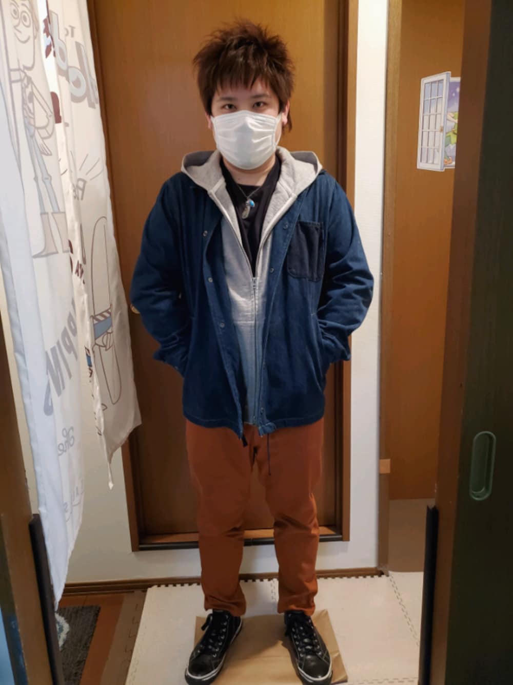 「シンプル、johnbull、スピングルムーブ、カジュアル、黒スニーカー、カバーオール、デニム、デニムオンデニム」｜「Johnbullのアイテム（カバーオール、ブルー系）」を使った、kenpulseさん（メンズ・169cm）の冬コーディネートの1枚目の写真