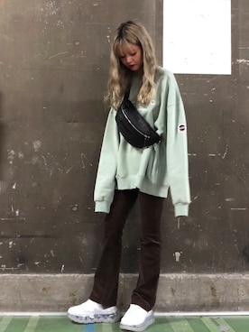 「MSCHF（ミスチーフ）のアイテム（パンツ）」を使った、タニ  リオナさん（レディース・161cm）の冬コーディネート