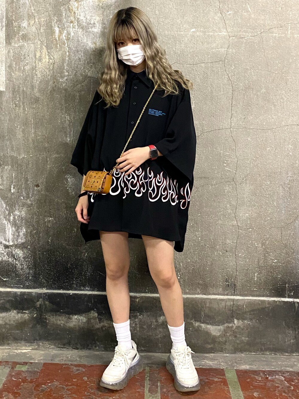 「ビッグシルエット、シャツ、ストリート、LHP、オーバーサイズ、メンズライク、夏コーデ、LHPWOMEN、いいね、save、フォローお願いします🤑、シャツ好き集まれ」｜「DANKE SCHONのDankeSchon/ダンケシェーン/ファイアープリント半袖シャツ（シャツ/ブラウス、ブラック系）」を使った、タニ  リオナさん（レディース・161cm）の夏コーディネートの1枚目の写真