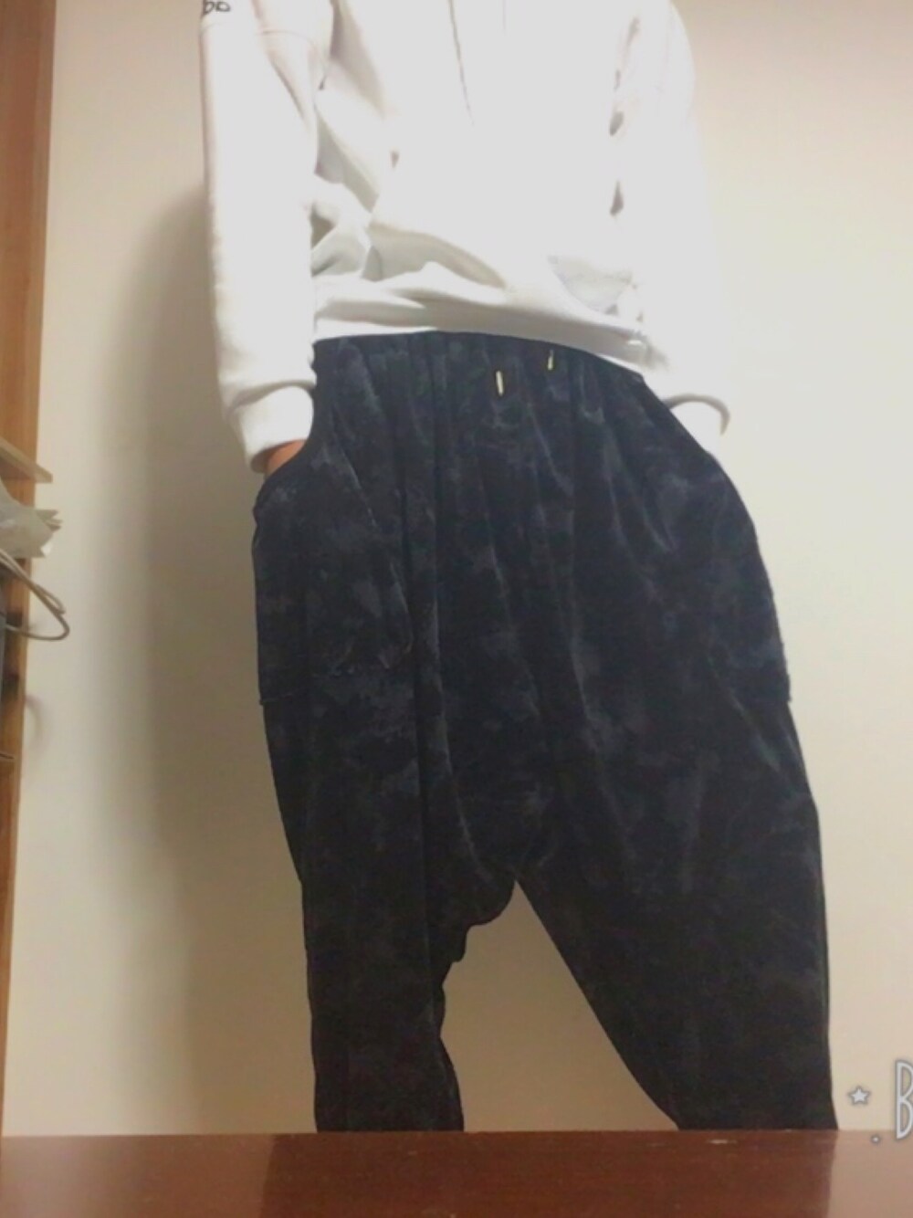 「しまむらのアイテム（デニムパンツ、ブラック系）」を使った、きゅーじさん（メンズ・177cm）の冬コーディネートの1枚目の写真