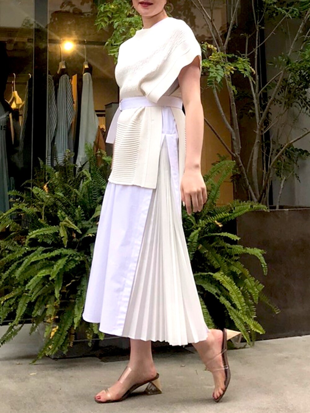 ホワイト系のワンピース、その他のサンダルを着用したレディースの夏コーディネートの1枚目の写真