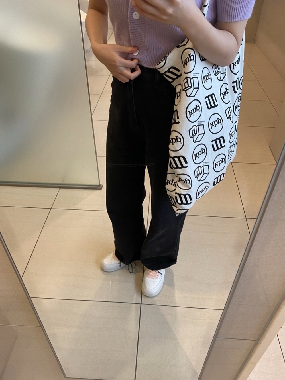 ブラック系のデニムパンツ、ホワイト系のトートバッグ、ホワイト系のスニーカーを着用したレディースの夏コーディネートの1枚目の写真