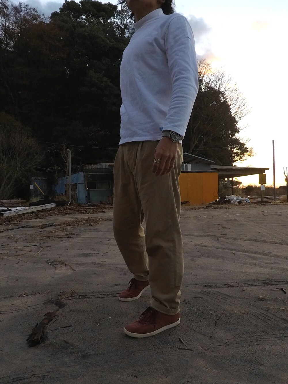 「秋冬、おしゃれさんと繋がりたい、休日スタイル、スニーカー、タートルネック、古着、サーフ、サーフィン、海」｜「ORCIVALの【ORCIVAL】ベーシックタートルネック（Tシャツ/カットソー、ホワイト系）」を使った、Junichiさん（メンズ・173cm）の秋コーディネートの1枚目の写真