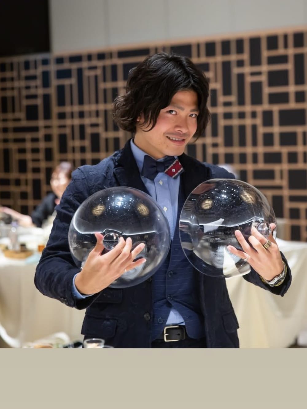 「春、大人カジュアル、きれいめカジュアル、セットアップ、スーツスタイル、スーツ、ジャケット、柄×柄、結婚式」｜「Engineered Garmentsのアイテム（スーツジャケット、ブルー系）」を使った、Junichiさん（メンズ・173cm）の春コーディネートの1枚目の写真