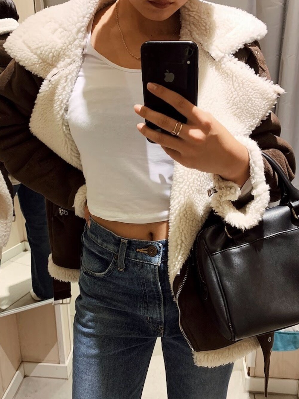 「ムートンコート、冬コーデ、秋コーデ、パンツスタイル、moussy、EMODA、デニムコーデ、オトナ女子、お洒落さんとつながりたい、コート」｜「EMODAのVOLUMEフェイクムートンコート（ムートンコート、ブラウン系）」を使った、ERIKAさん（レディース・165cm）の秋コーディネートの1枚目の写真