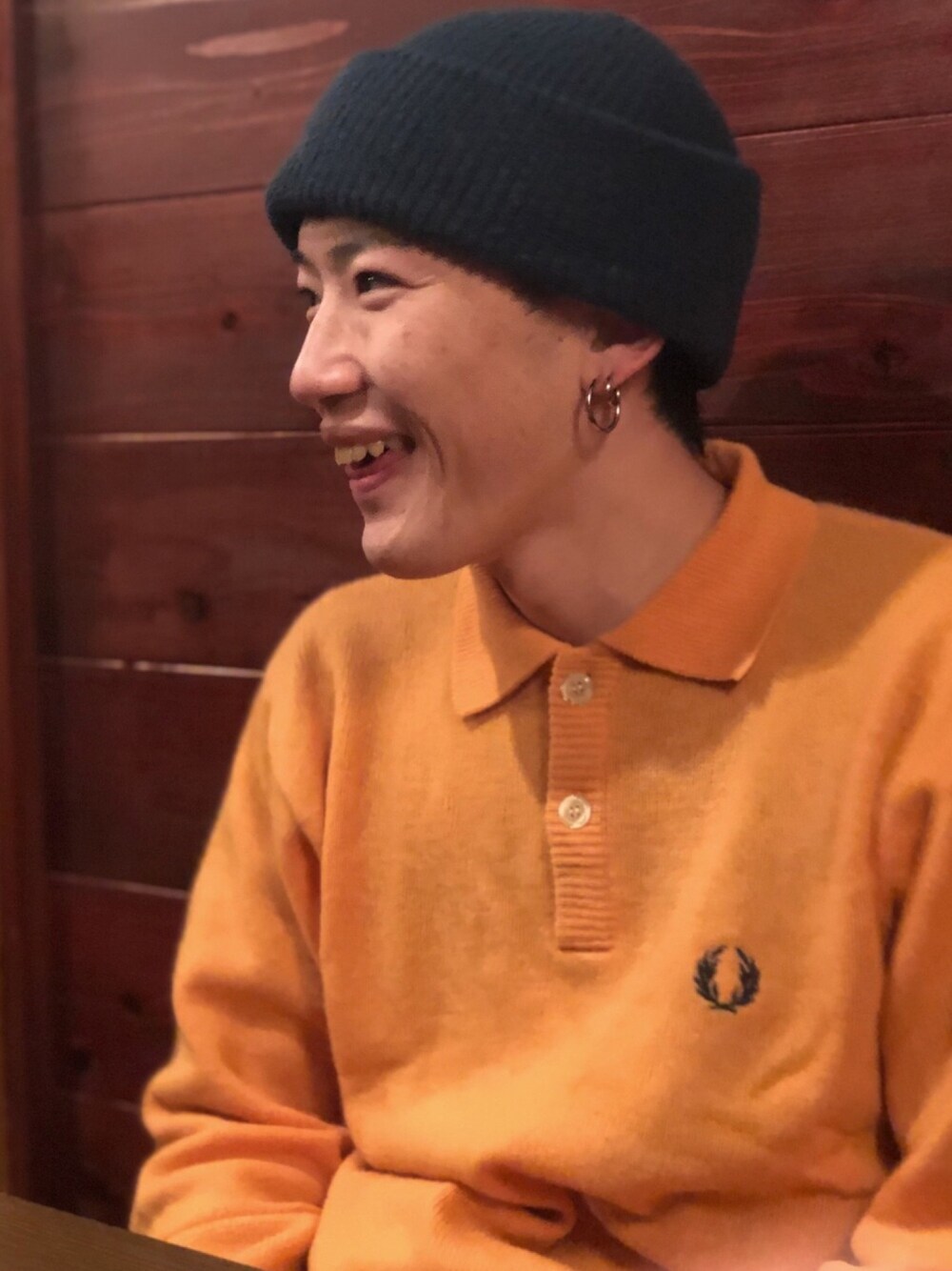 「焼肉、フレッドペリー、ニット、ニット帽、深被り、コットン100%」｜「FRED PERRYのアイテム（ニット/セーター、オレンジ系）」を使った、ひかるさん（メンズ・165cm）の冬コーディネートの1枚目の写真