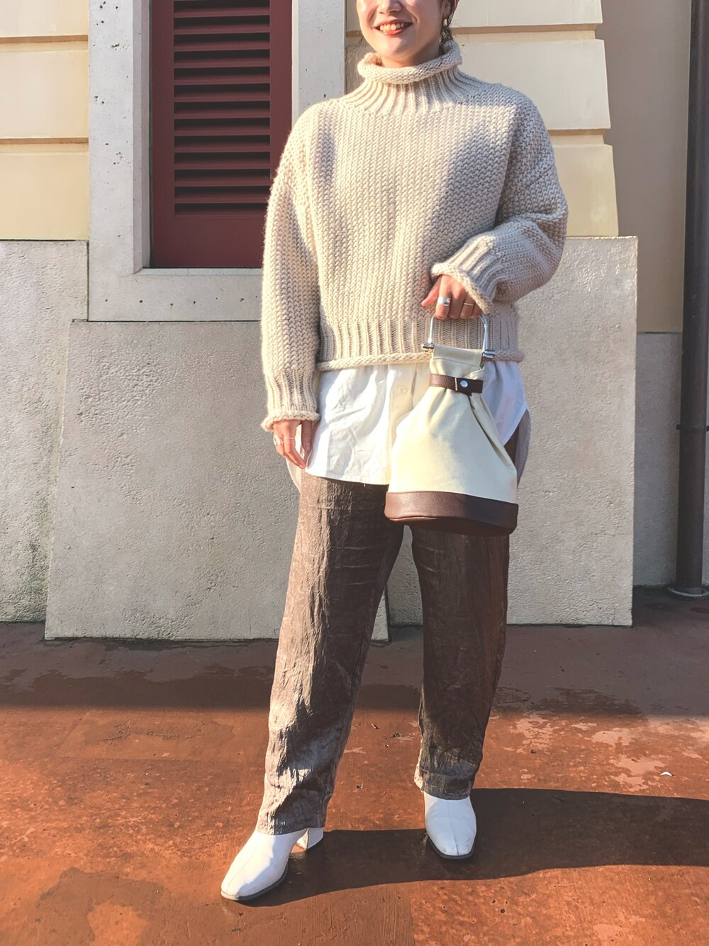 「バンドカラー、バンドカラーシャツ、ビックシルエット、ビッグシャツ、白シャツ、ワントーンコーデ、サテンパンツ、ニット、白ニット、春」｜「tiptopのアイテム（シャツ/ブラウス、ホワイト系）」を使った、tomokaさん（レディース・158cm）の冬コーディネートの1枚目の写真