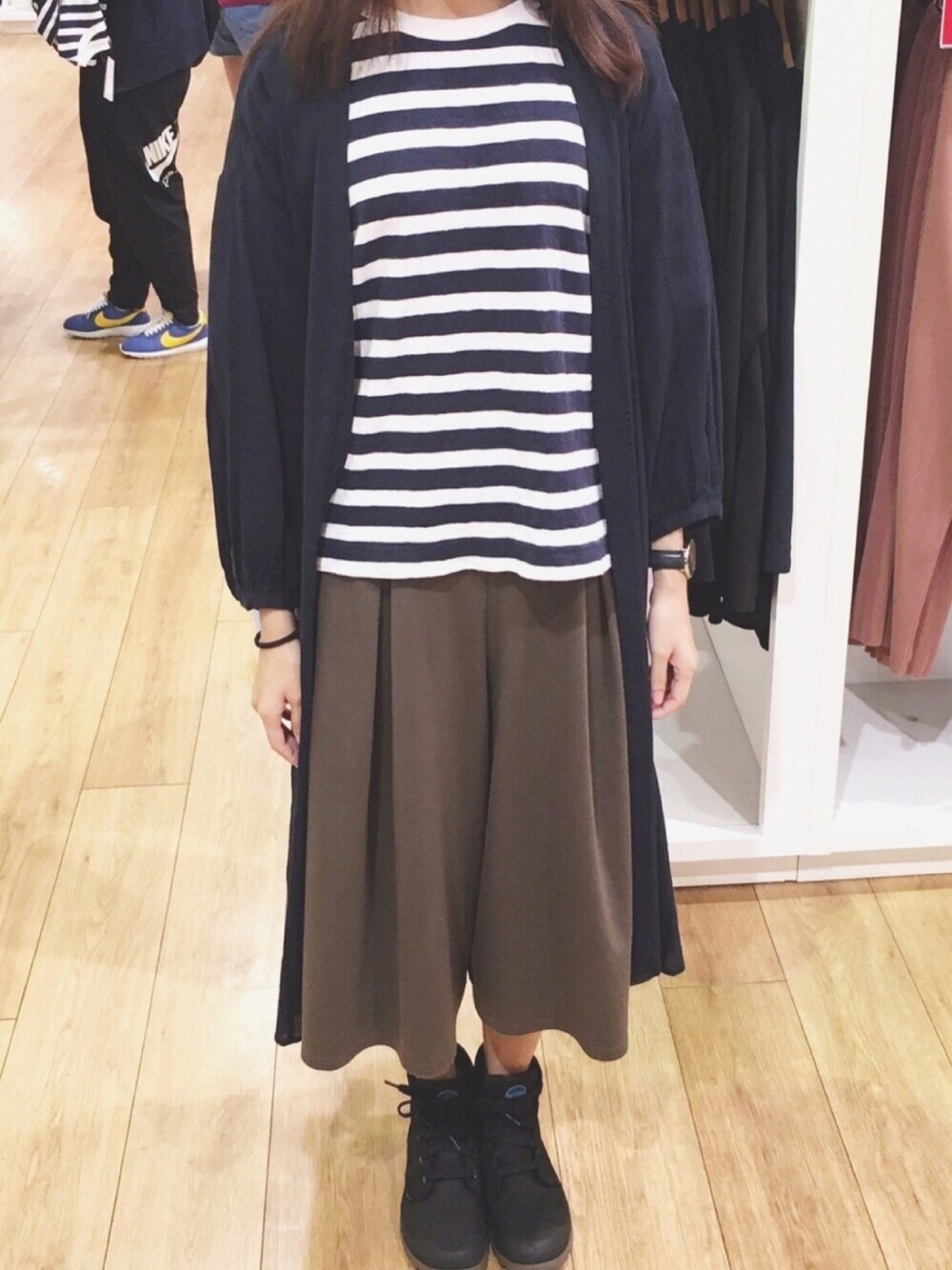 グリーン系のその他パンツ、ブラック系のブーツ、ブルー系のピーコートを着用したレディースの夏コーディネートの1枚目の写真