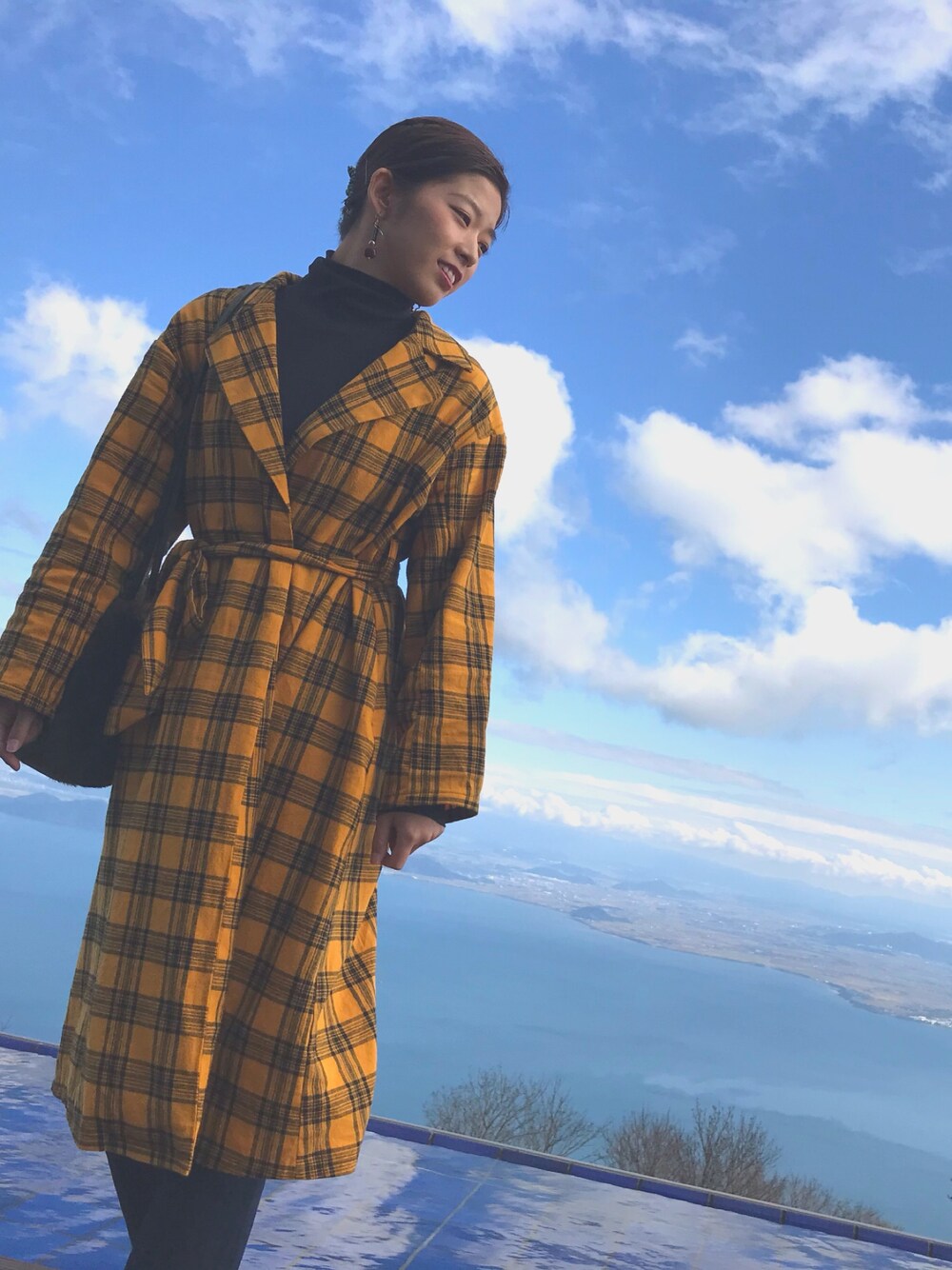 「デート、黒スキニー、ジャケット、きれいめカジュアル、休日スタイル、秋冬コーデ、ラクチンコーデ、カジュアル、秋コーデ」｜「AS KNOW AS PINKYのCHKCHKロングガウン【コート】（その他アウター、イエロー系）」を使った、mi-koさん（レディース・162cm）の冬コーディネートの1枚目の写真