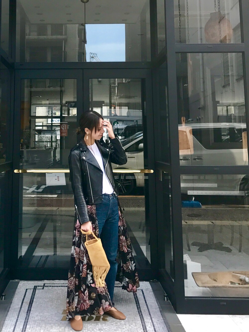 「TODAYFULのレザーライダースジャケット（ライダースジャケット、ブラック系）」を使った、Maki Tobikaさん（レディース・167cm）の冬コーディネートの1枚目の写真