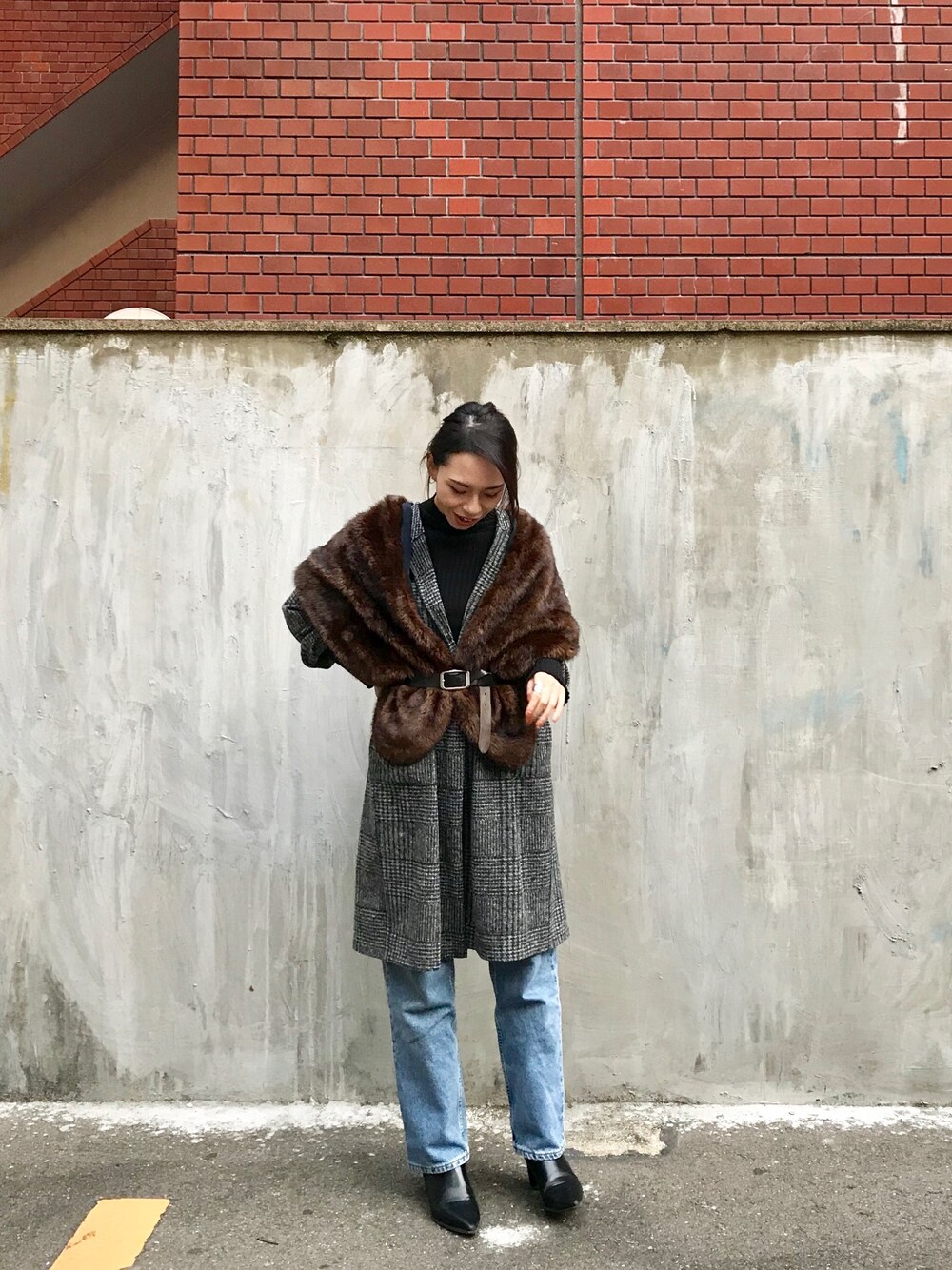 「TODAYFULのグレンチェックオーバーコート（チェスターコート、ブラック系）」を使った、Maki Tobikaさん（レディース・167cm）の冬コーディネートの1枚目の写真