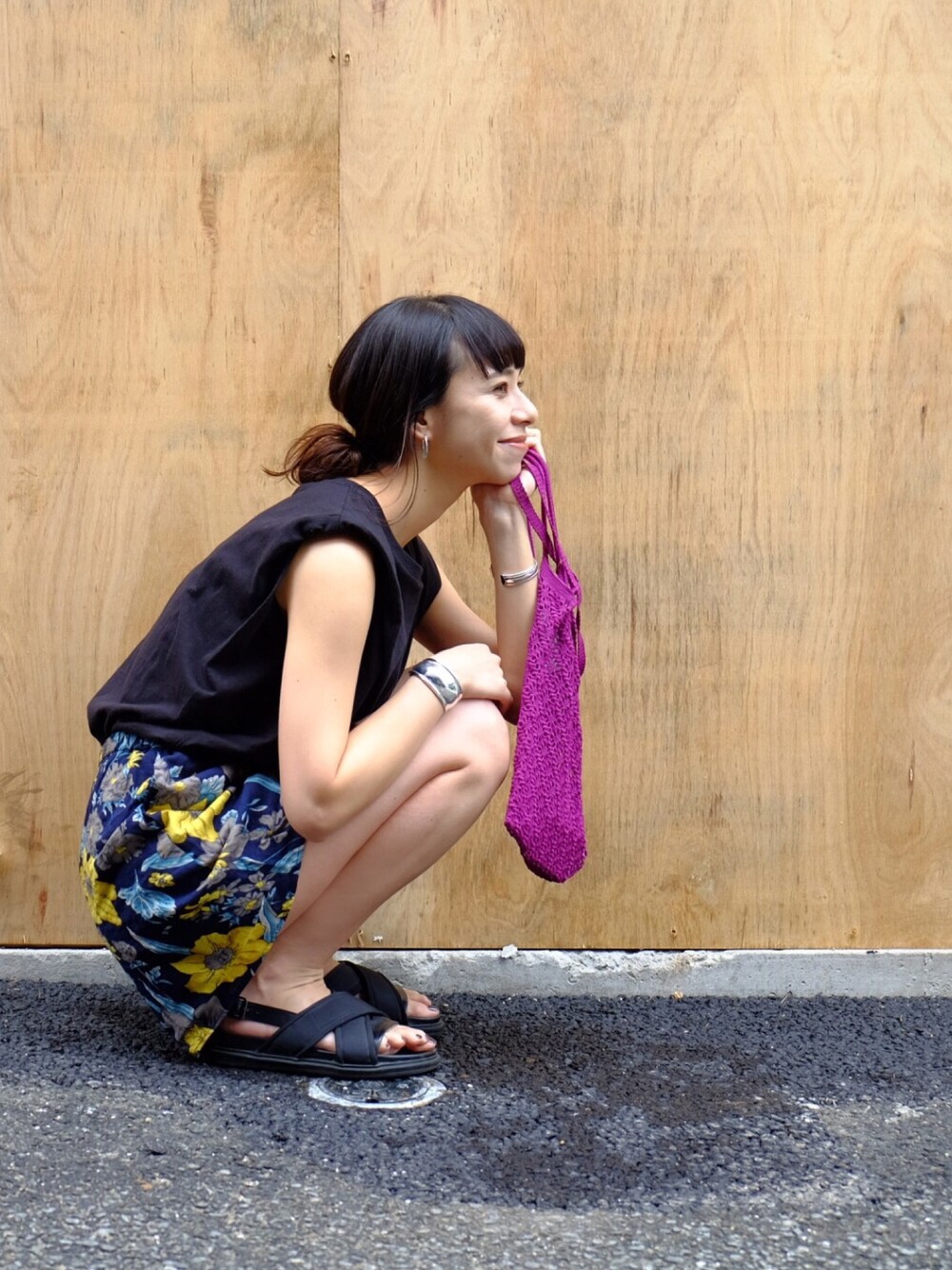 パープル系のトートバッグ、ブルー系のその他パンツを着用したレディースの夏コーディネートの1枚目の写真