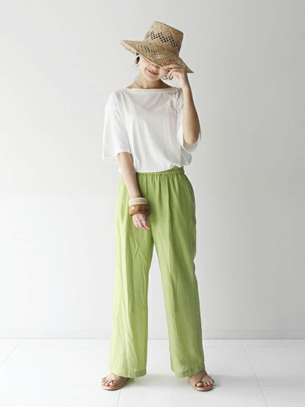 「カットソー、グリーン、カラーパンツ、カジュアルコーデ、バックロゴ、SLOBE IENA、slobe citron」｜「SLOBE citron.のSLOBE citron. バックロゴTシャツ◆（Tシャツ/カットソー、ホワイト系）」を使った、chihoさん（レディース・161cm）の夏コーディネートの1枚目の写真