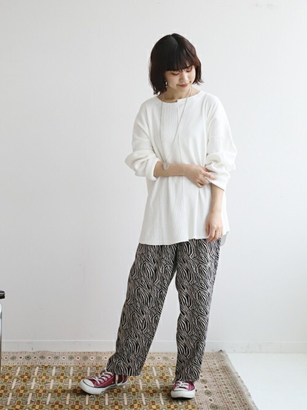 ホワイト系のTシャツ/カットソー、ベージュ系のその他パンツを着用したレディースの秋コーディネートの1枚目の写真