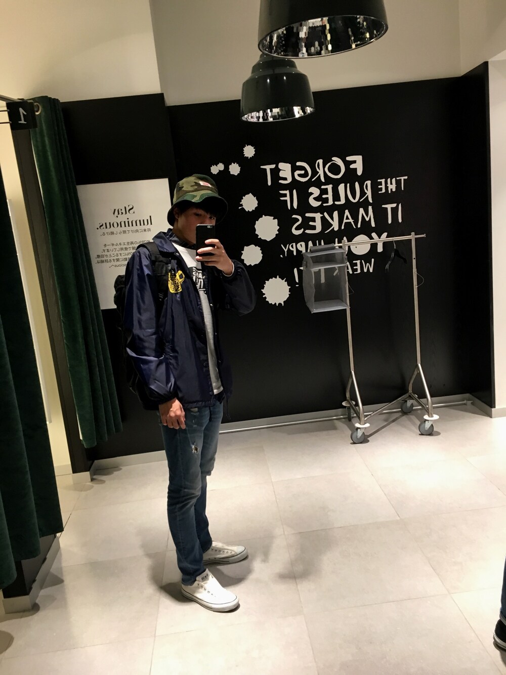 「スケータースタイル、ラフ、コーチジャケット、デニム、コンバース、VANS、ストリート」｜「THRASHERのTHRASHER / REVERSIBLE HAT（ハット、その他）」を使った、み つきさん（メンズ・178cm）の春コーディネートの1枚目の写真