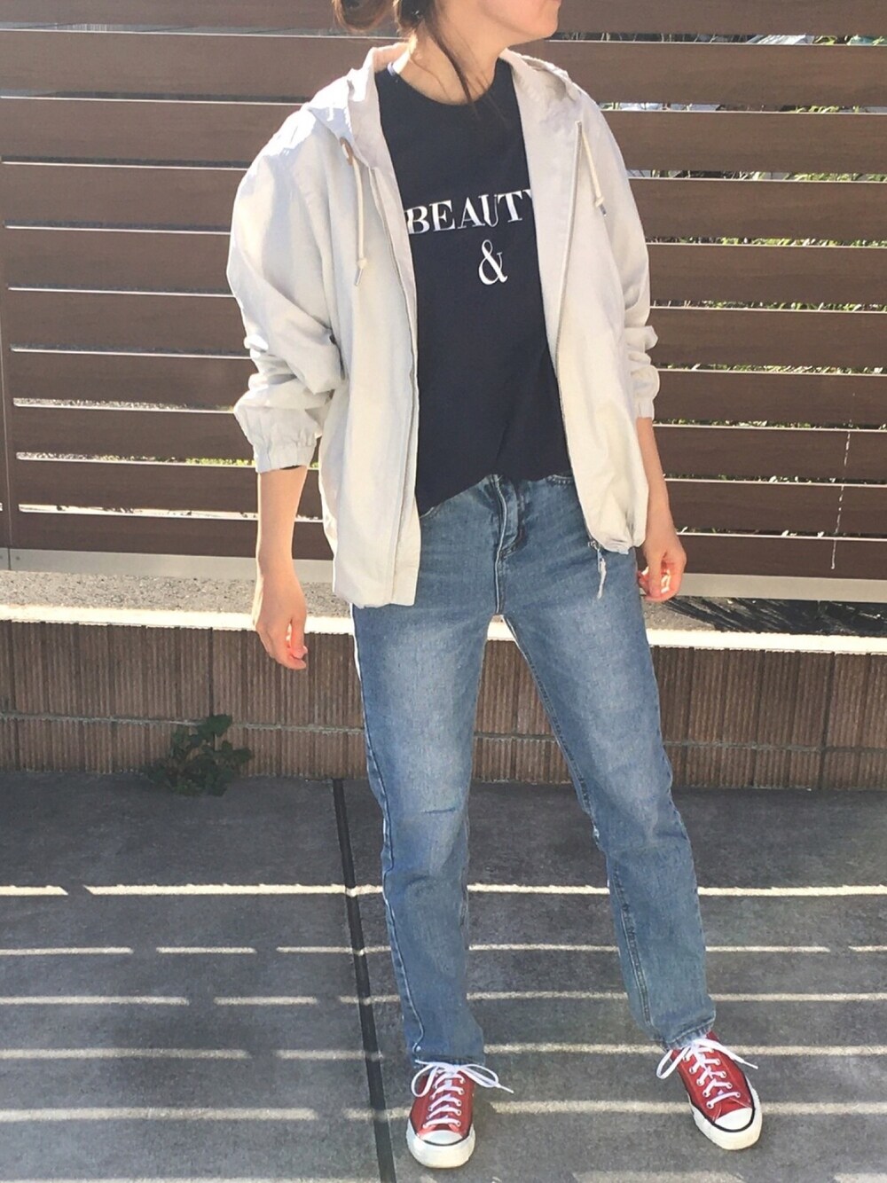 「春、オトナカジュアル、マウンテンパーカー、コンバース赤、コンバース、ネイビー×デニム」｜「CONVERSEの【CONVERSE/コンバース】CANVAS ALLSTAR J OX:オールスターローカット（スニーカー、レッド系）」を使った、maaajiさん（レディース・165cm）の春コーディネートの1枚目の写真