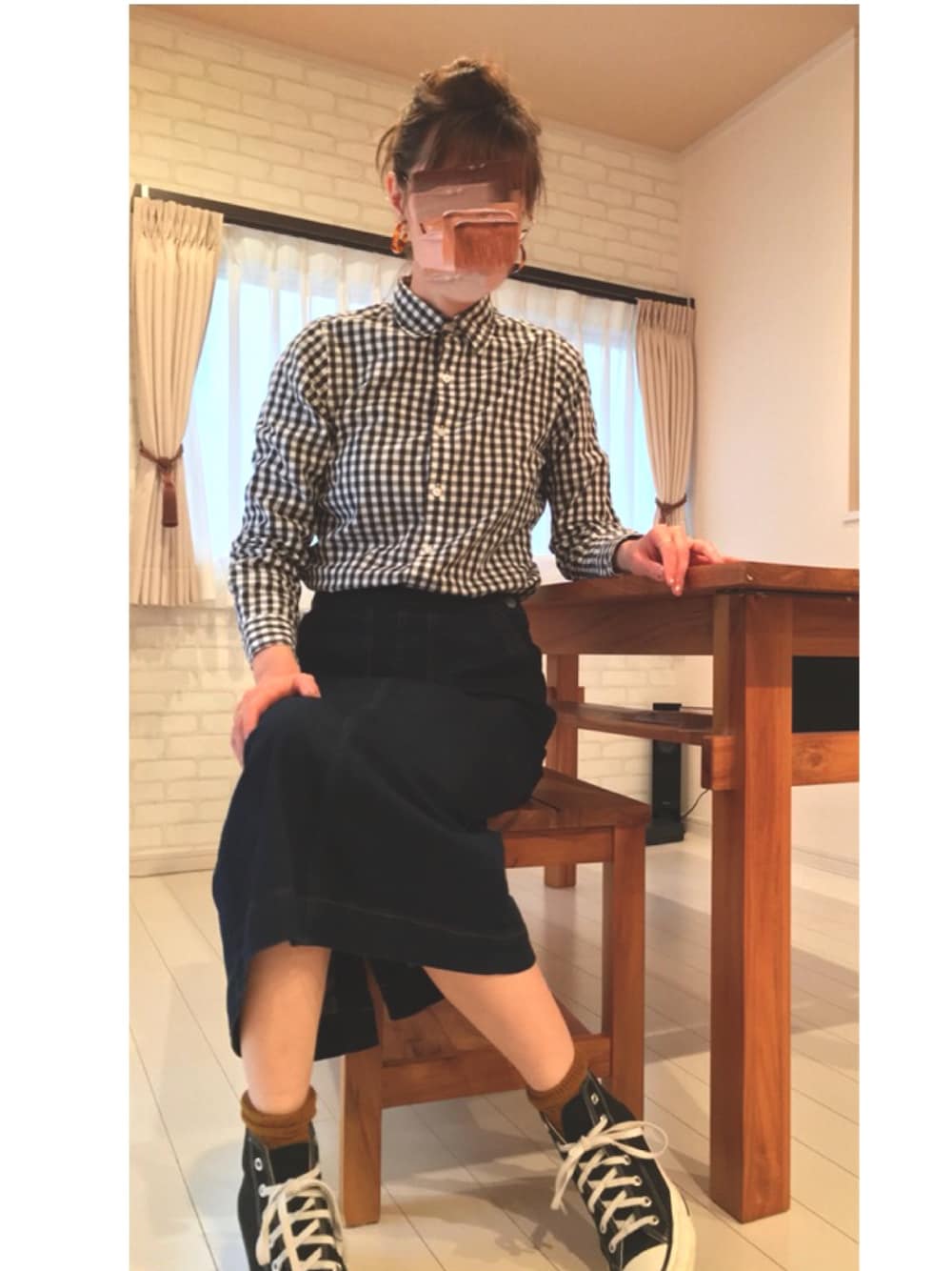 「おうちファッション、オトナカジュアル、部屋撮り、コンバース ハイカット、ギンカムチェック、ロンクスカート」｜「IENAのCONVERSE ALL STAR J HI（スニーカー、ブラック系）」を使った、maaajiさん（レディース・165cm）の春コーディネートの1枚目の写真