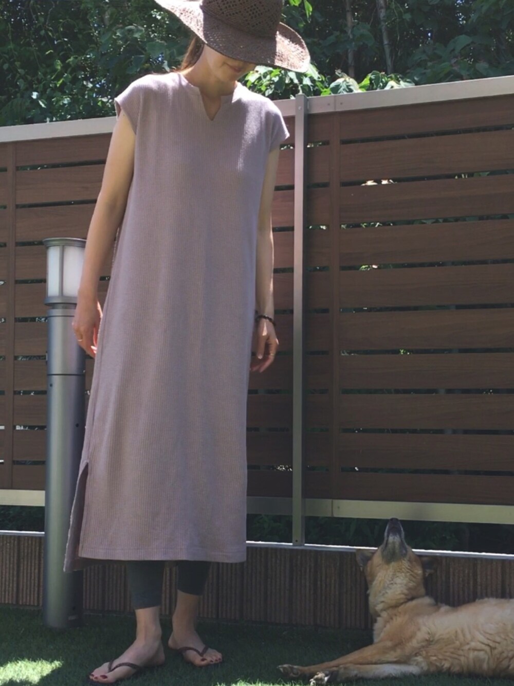 「アースカラー、ロングワンピース、TKEES、レギンス、ラクチンコーデ、麦わら帽子、ハット」｜「たえ(いっぬ)のアイテム（採寸ボディースーツ、ブラウン系）」を使った、maaajiさん（レディース・165cm）の春コーディネートの1枚目の写真