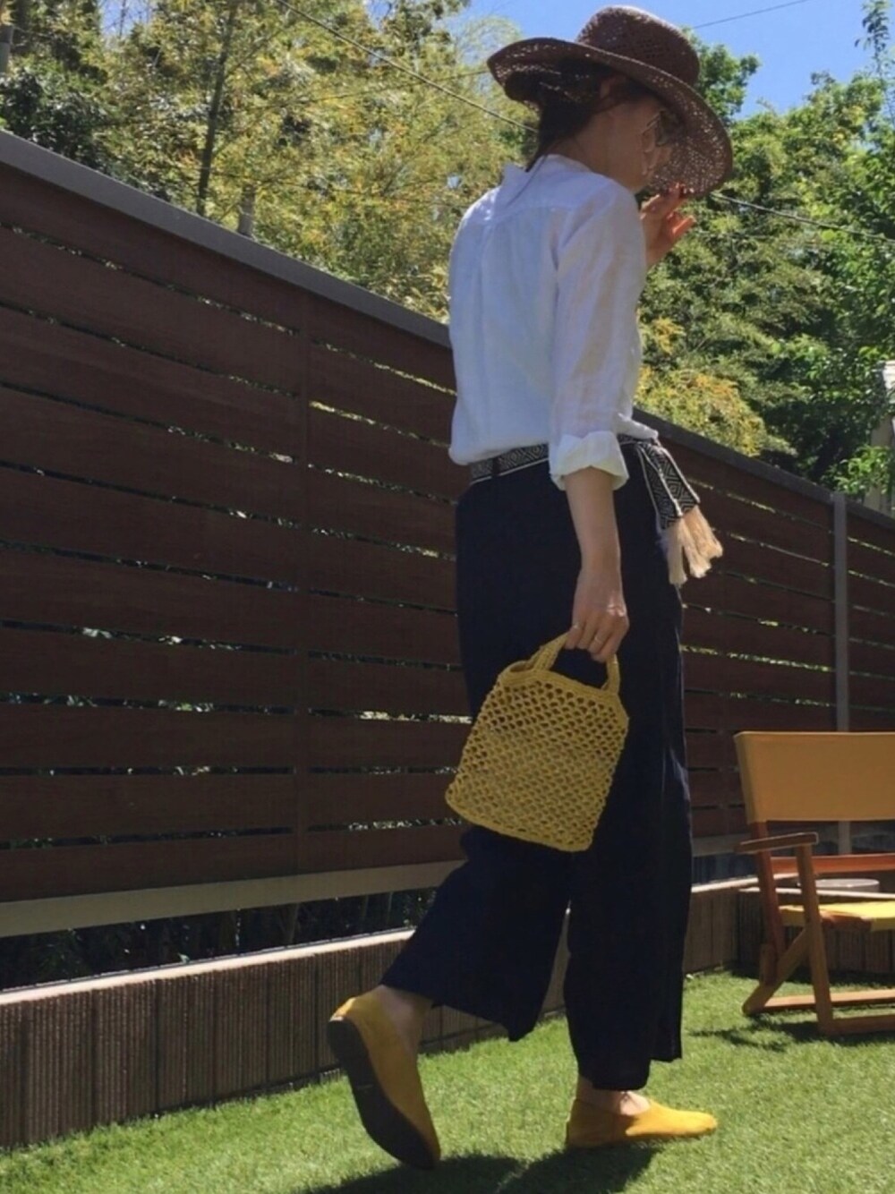 「春夏コーデ、麦わら帽子、バンドカラーシャツ、リメイク、バブーシュ、差し色(黄色)、白シャツ、リネン、リネンシャツ、リネンパンツ」｜「studio CLIPの透かし編みペーパーハット（ハット、ブラウン系）」を使った、maaajiさん（レディース・165cm）の春コーディネートの1枚目の写真