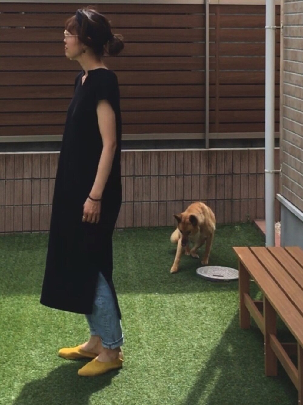 「ヘアバンド、ターバン、シンプルコーデ、差し色(黄色)、おうちファッション、いぬ♡、ロングワンピース、ブラックワンピース、レギンス、ゆるコーデ」｜「たえ(いっぬ)のアイテム（採寸ボディースーツ、ブラウン系）」を使った、maaajiさん（レディース・165cm）の春コーディネートの1枚目の写真