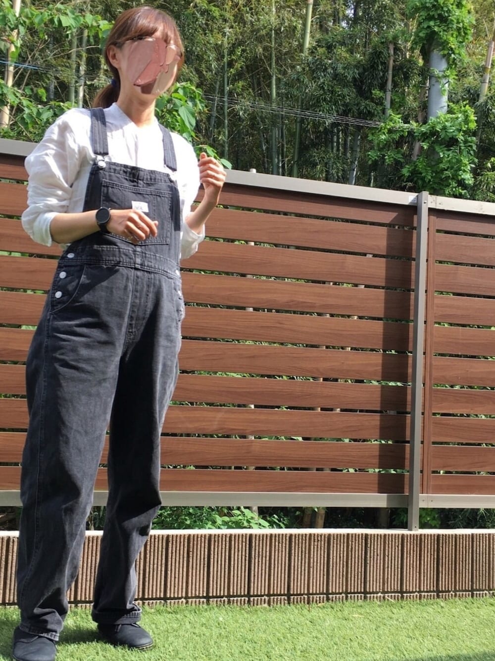 「オーバーオール、サロペット、バンドカラーシャツ、ノーカラーシャツ、ブラック、オーバーサイズ」｜「Dr. MartensのDr.Martens （ドクターマーチン） / キャンバス ローカットスニーカー SOHO 3EYE 13528002（スニーカー、ブラック系）」を使った、maaajiさん（レディース・165cm）の春コーディネートの1枚目の写真